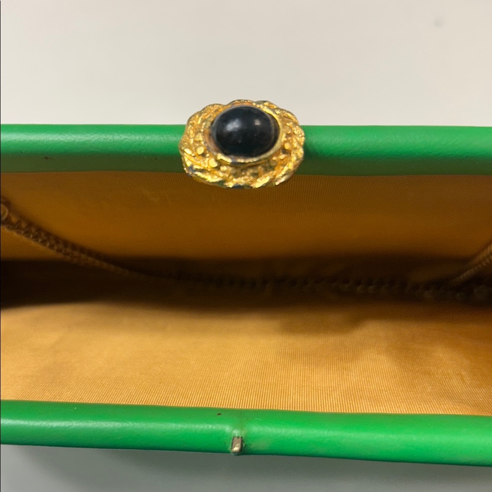 Vintage  60s Elegant Vinyl Green Clutch Bag Purse Gold Chain Medallion Closure - Picture 10 of 11